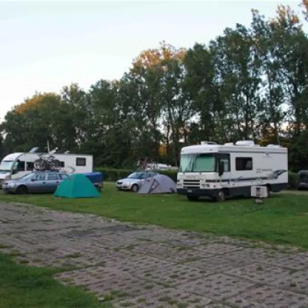 camping-tramp-toru-z6xyh