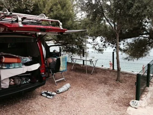 autocamp-labadusa-trogir-junmz