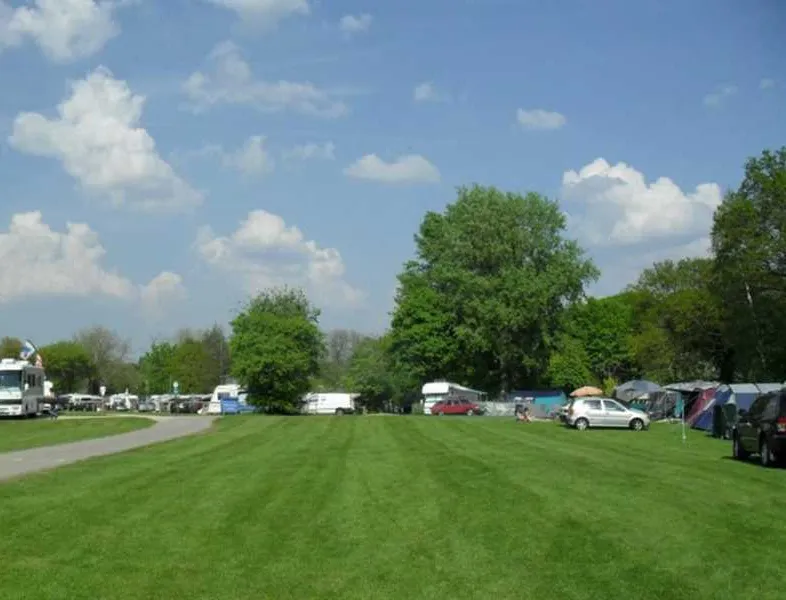blackland-lakes-hol-center-calne-06o8u