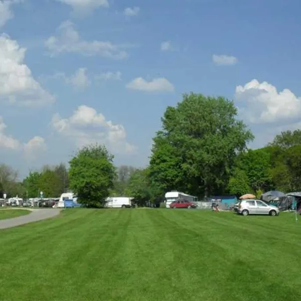 blackland-lakes-hol-center-calne-06o8u