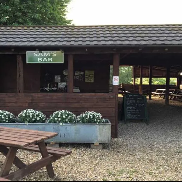 blackland-lakes-hol-center-calne-nnjvx