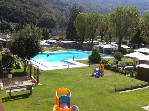camping-pool-joghi-e-bubu-cadenazzo-qmrs4