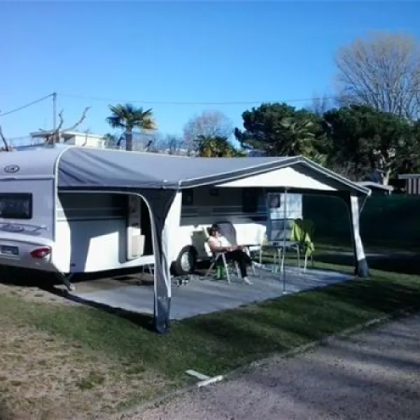 caravan-camping-miralago-sa-tenero-q4m8a
