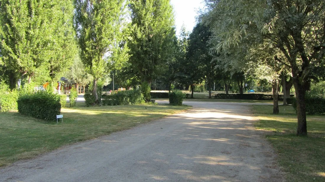 camping-municipal-du-val-de-sarthe-beaumont-sur-sarthe-82cdb