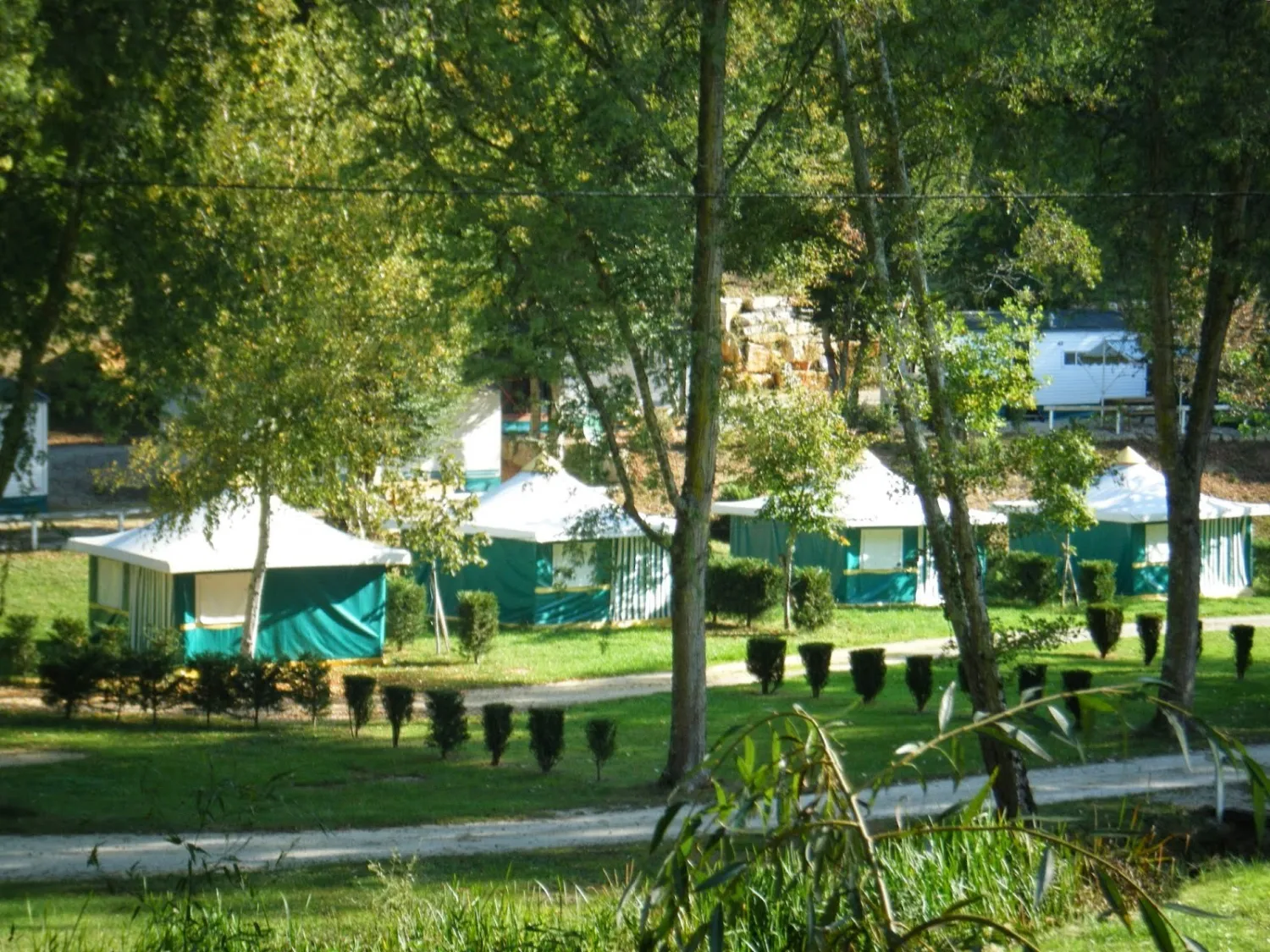 camping-le-roc-de-lavandre-st-felix-de-reillac-et-mortema-lui1p