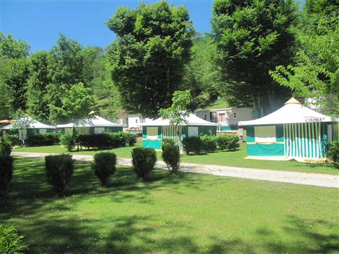 camping-le-roc-de-lavandre-st-felix-de-reillac-et-mortema-u8ass