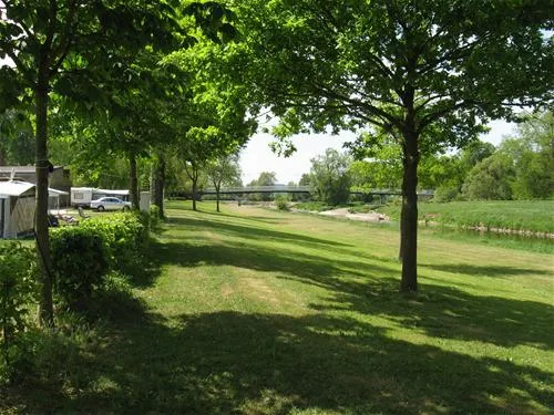 camping-um-wirt-bettendorf-lh0br