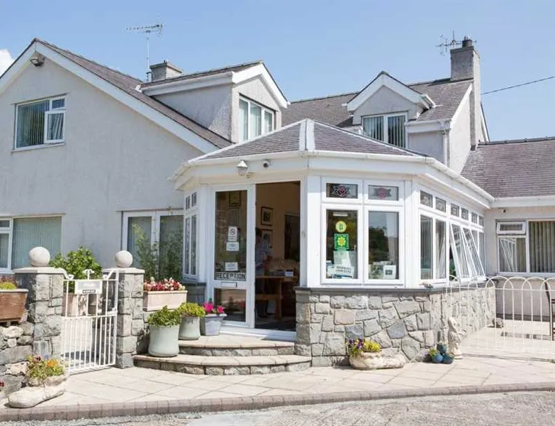 llys-derwen-caravan-campsite-caernarfon-gwynedd-uzmi8