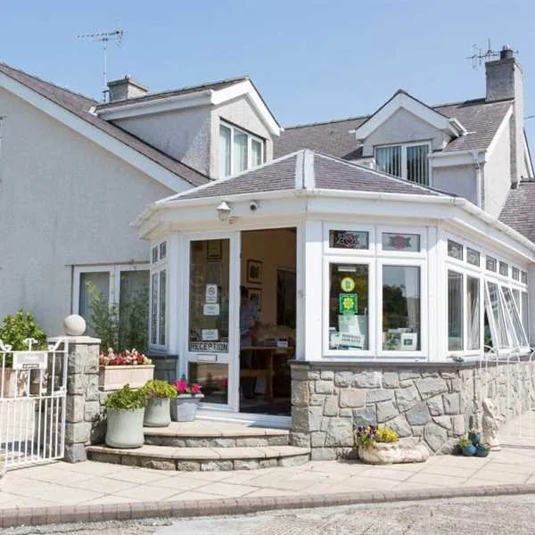 llys-derwen-caravan-campsite-caernarfon-gwynedd-uzmi8