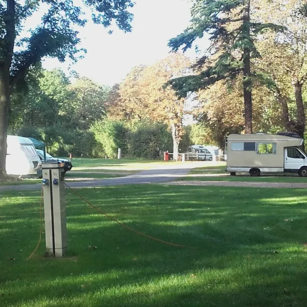 camping-and-caravanning-club-site-chertsey-chertsey-6wfl8