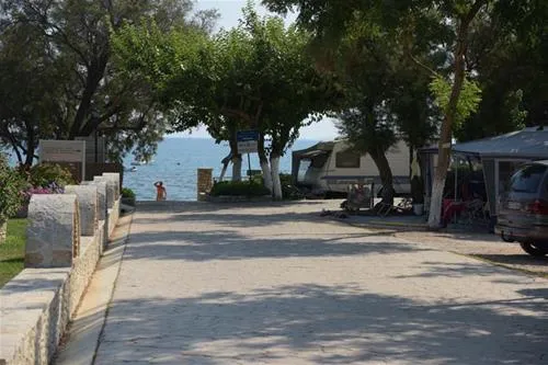 campsite-ionion-beach-glifa-b3nkl