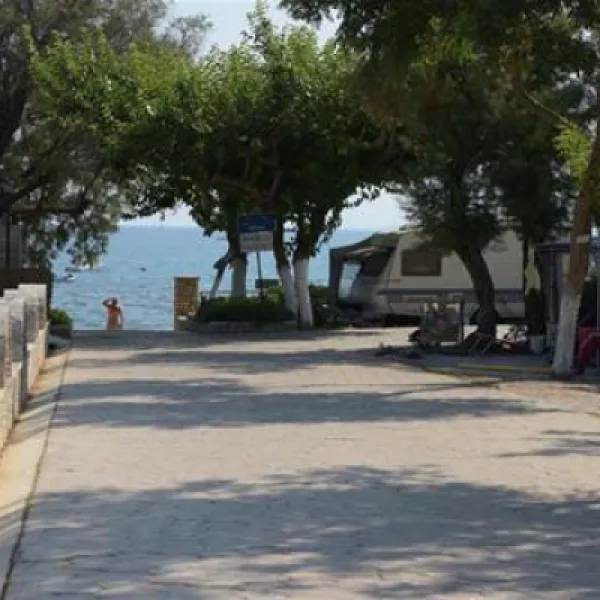 campsite-ionion-beach-glifa-b3nkl