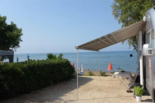 campsite-ionion-beach-glifa-vzcfq