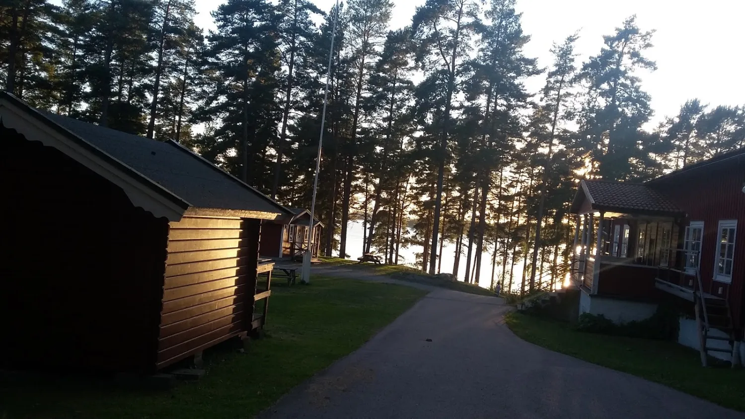 bredsand-camping-stugby-enkping-wnuab