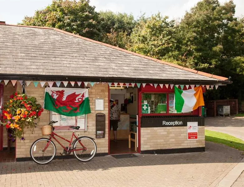 cardiff-caravan-park-pontcanna-cardiff-wuuuu