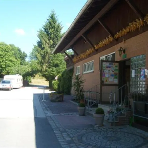 nibelungencamping-am-schwimmbad-frth-zyveu