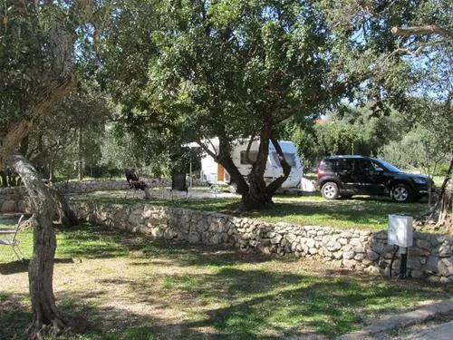 camping-pod-maslinom-oraac-rl09o