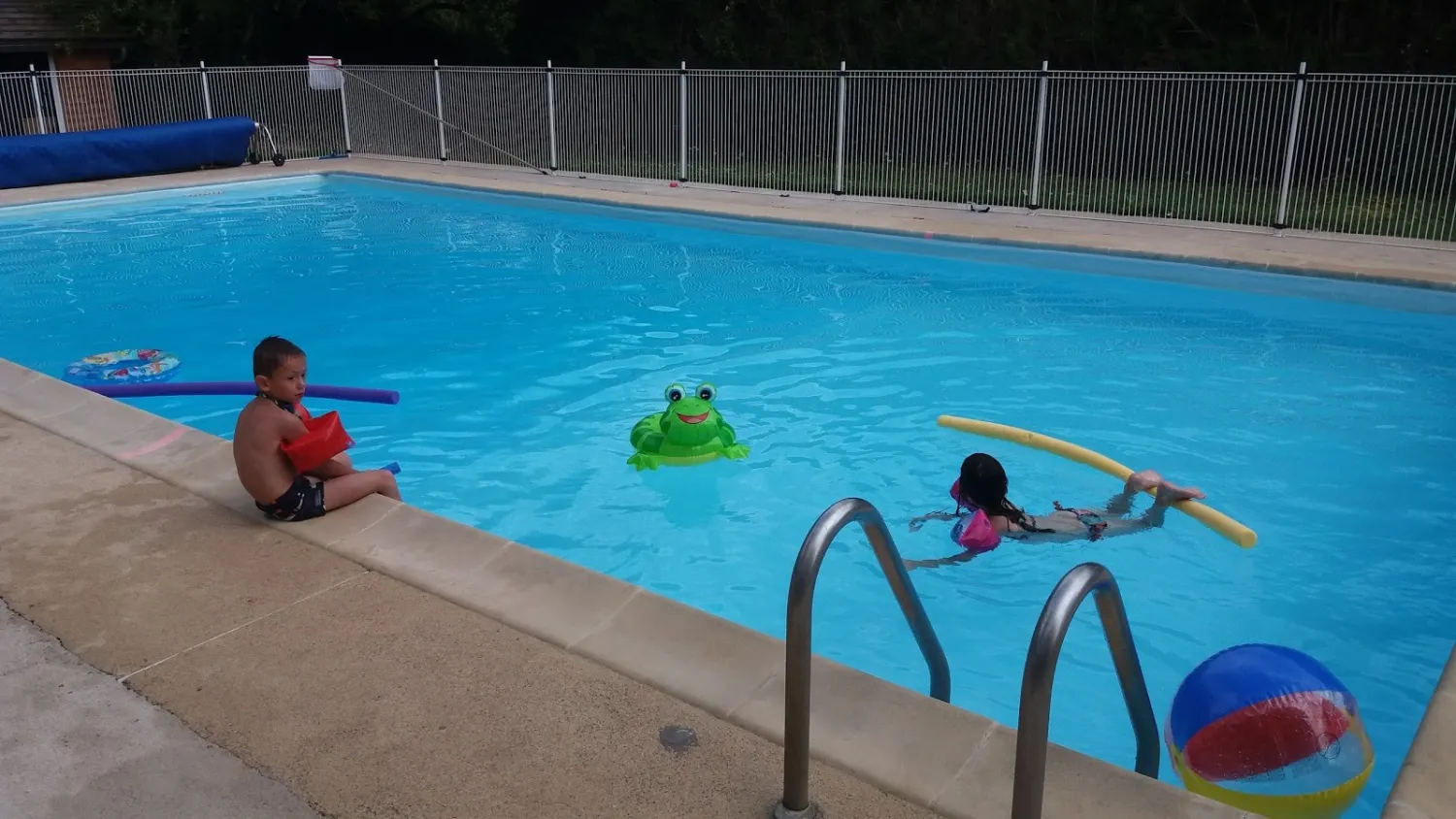 camping-domaine-de-la-rive-du-bois-chambon-la-foret-ichwq