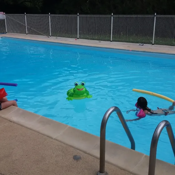 camping-domaine-de-la-rive-du-bois-chambon-la-foret-ichwq