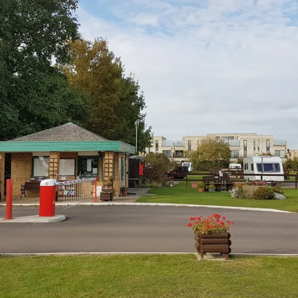 camping-and-caravanning-club-site-cambridge-cambridge-fztgx