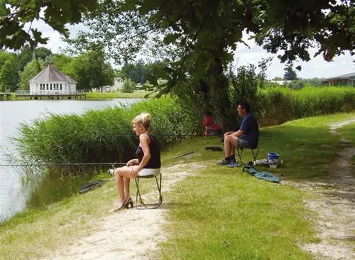 flower-camping-les-etangs-aubigny-sur-nere-d5nuk