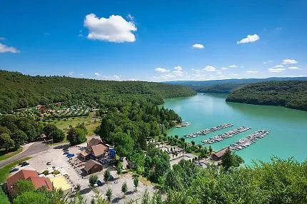 camping-surchauffant-jura-fxbxf