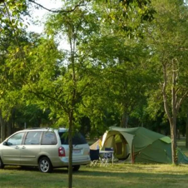 camping-a-la-ferme-de-loup-claude-aigues-mortes-h5yyh