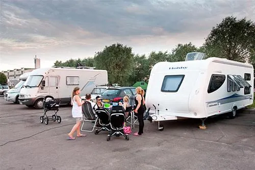 pirita-harbor-camping-tallin-dgzea