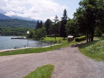camping-au-pr-du-lac-isre-d0t3c