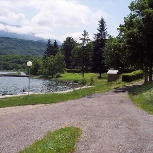 camping-au-pr-du-lac-isre-d0t3c