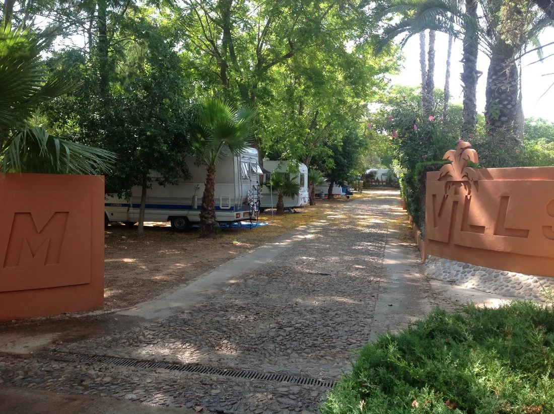 villsom-dos-hermanas-b1vh5