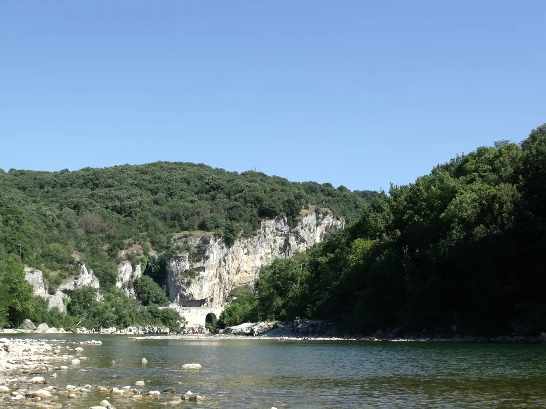 des-tunnels-vallon-pont-darc-ardeche-hboqk