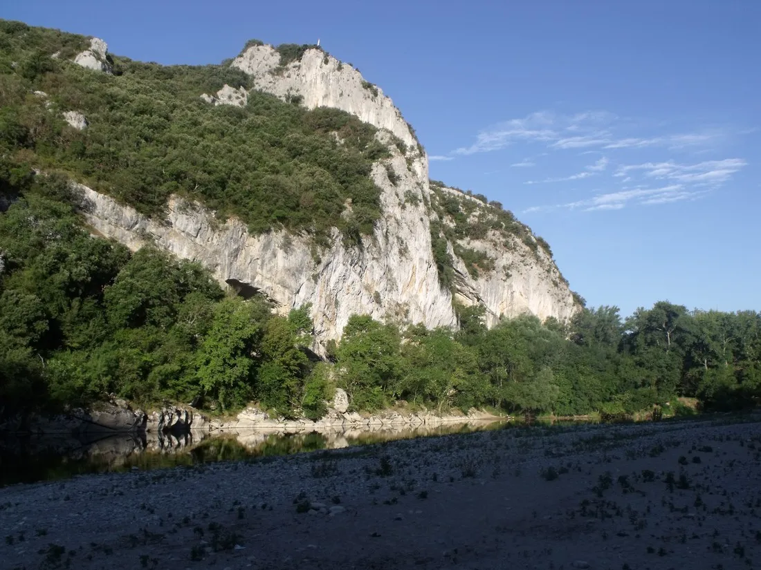 des-tunnels-vallon-pont-darc-ardeche-u4bgh