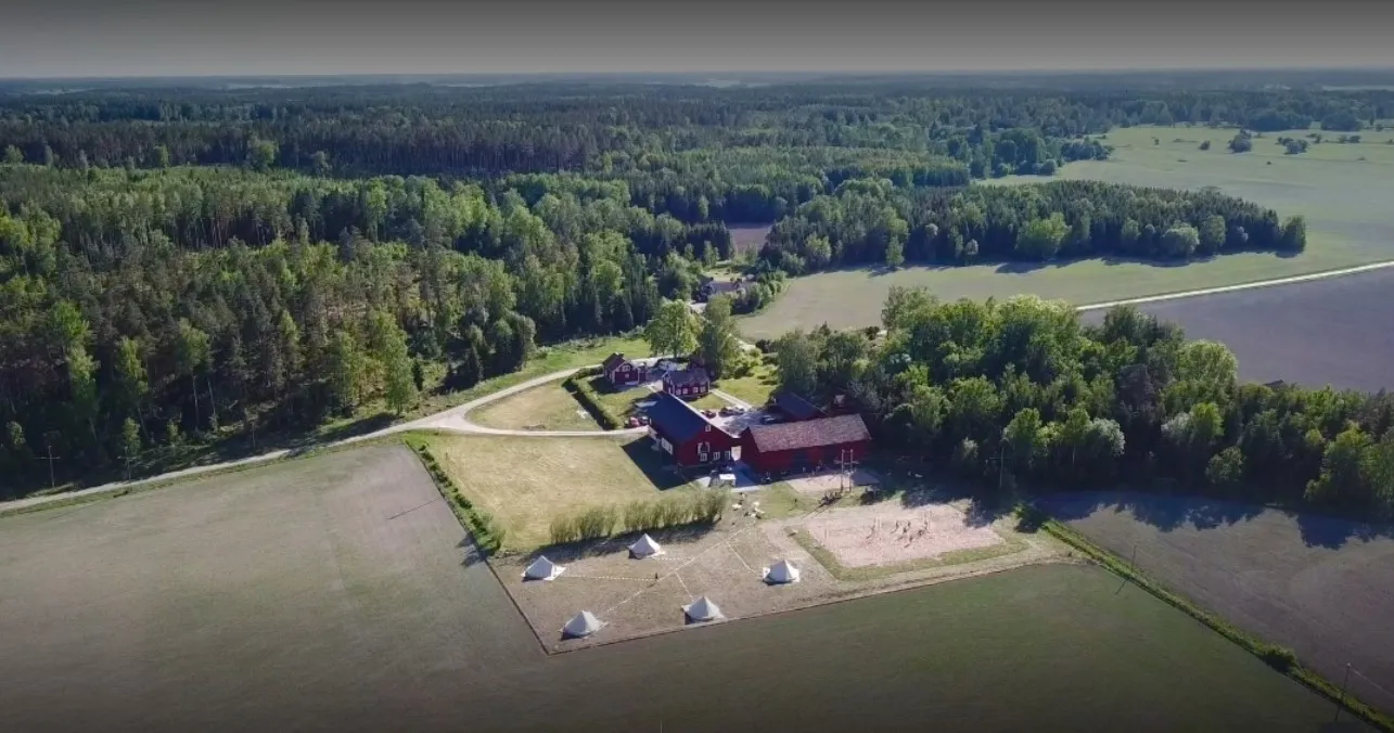 gyllene-brunnen-brollopslokal-glamping-fjardhundra-prl6l