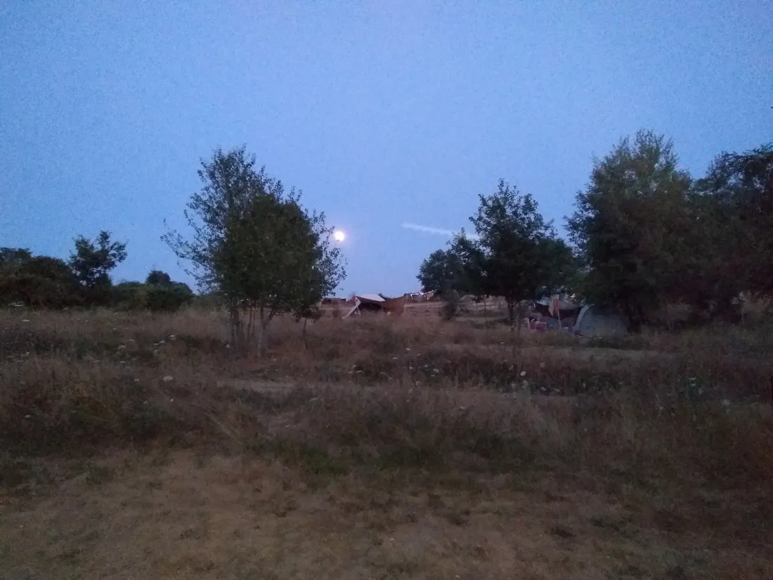 camping-vue-du-lac--fours-z8bmw