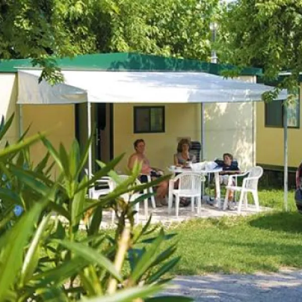 campeggio-park-delle-rose-lazise-sul-garda-tf98v