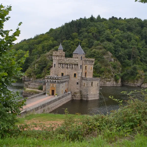 camping-lore-du-lac-loire-scud3