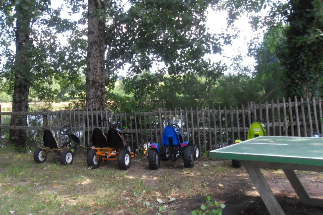 camping-municipal-le-pre-des-etangs-cassaniouze-fpiby