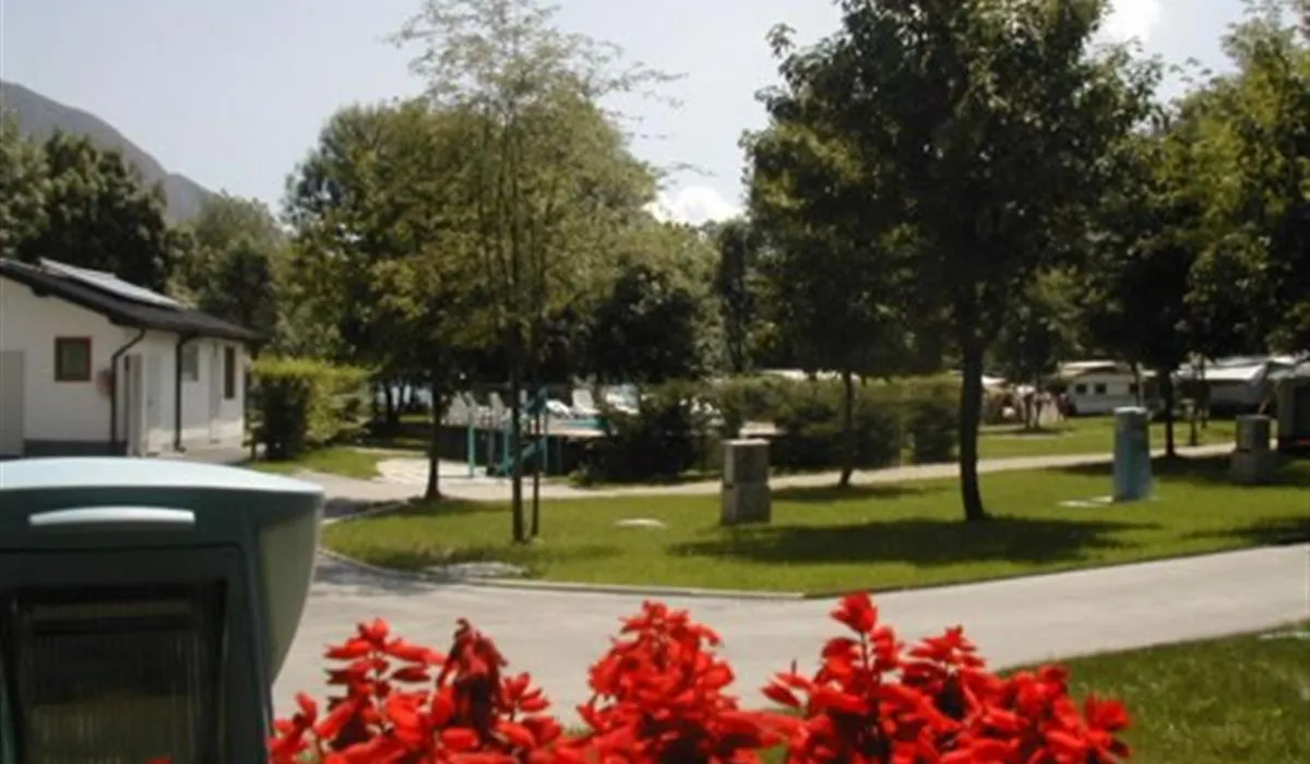 azzurro-pieve-di-ledro-qbnhq