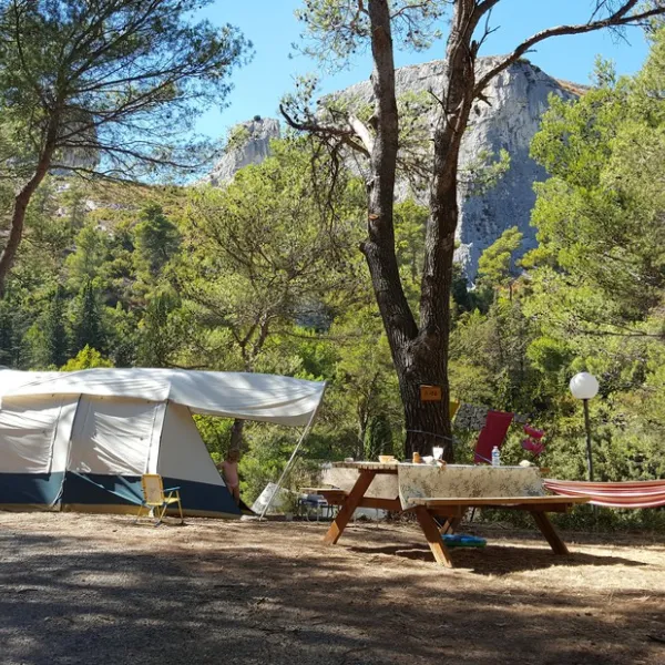 la-valleacutee-heureuse-orgon-bouches-du-rhone-1yt8n