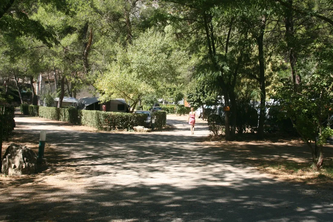 la-valleacutee-heureuse-orgon-bouches-du-rhone-ixoep