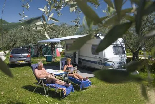 camping-weekend-san-felice-del-benaco-c3vqw