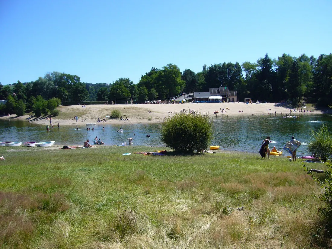 la-presquile-du-puech-des-ouilhes-lacapelle-viescamp-cantal-9q4uc