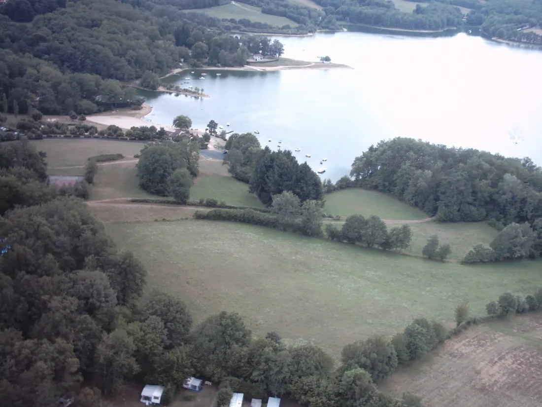 la-presquile-du-puech-des-ouilhes-lacapelle-viescamp-cantal-lvaxi