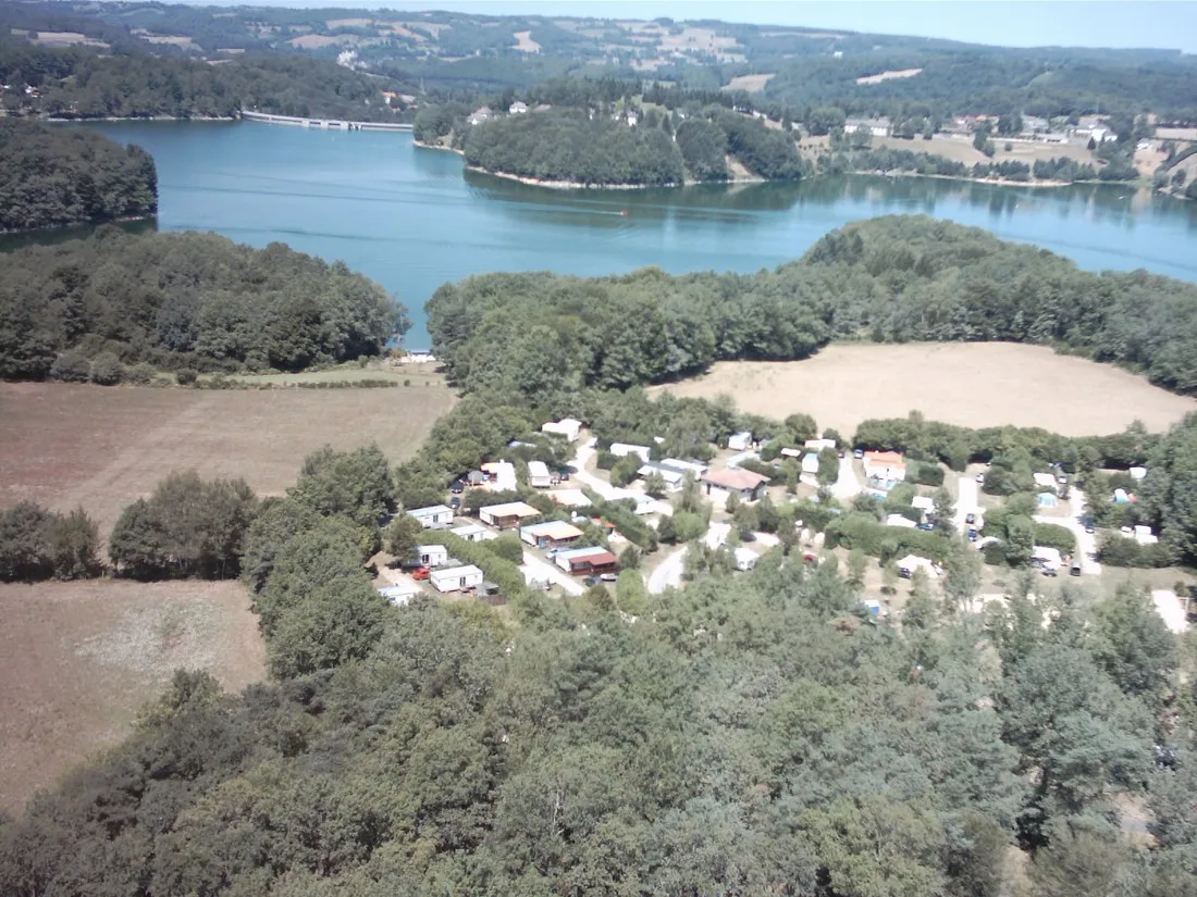 la-presquile-du-puech-des-ouilhes-lacapelle-viescamp-cantal-o7ekt