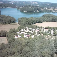 la-presquile-du-puech-des-ouilhes-lacapelle-viescamp-cantal-o7ekt