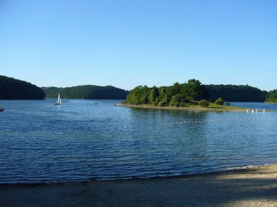 la-presquile-du-puech-des-ouilhes-lacapelle-viescamp-cantal-pota1