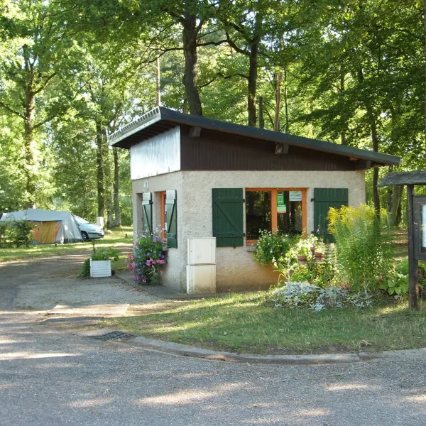 camping-municipal-mandres-aux-quatre-tours-l9cfr