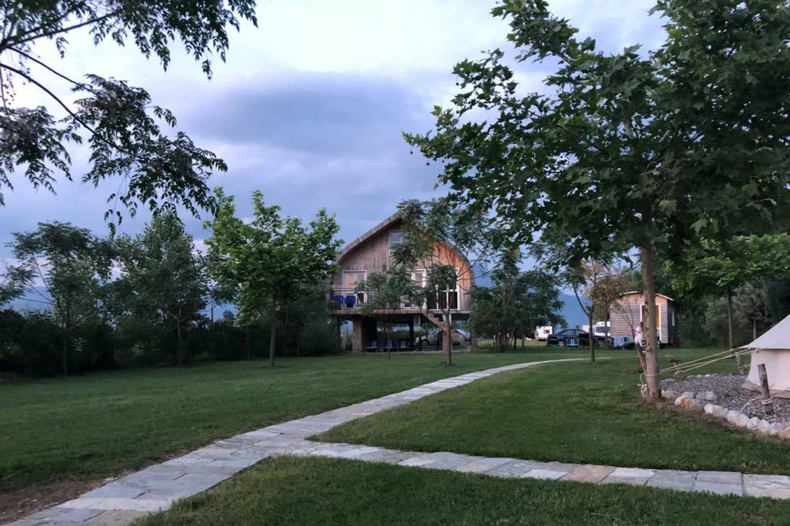 camping-lake-shkodra-resort-albania-grile-vrake-op3jd
