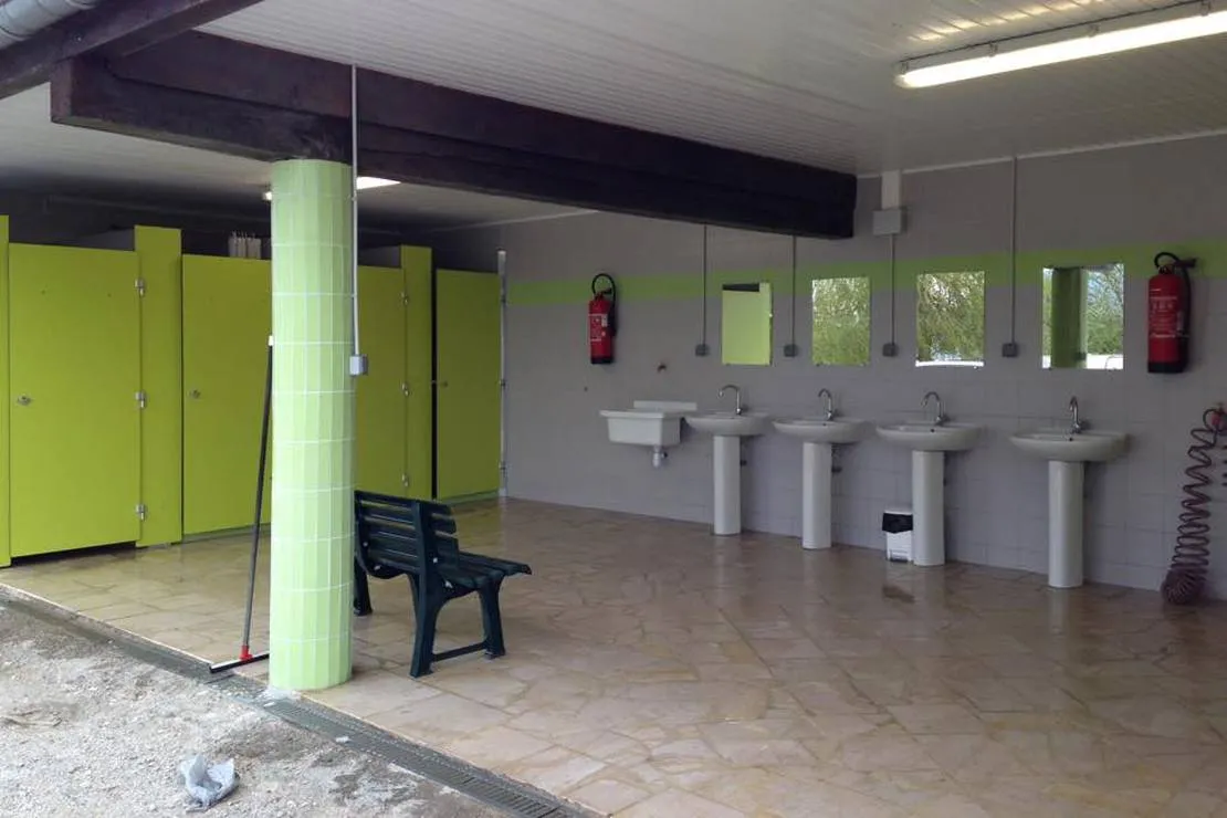 camping-aire-naturelle-le-meyrieux-la-biolle-e4fcv
